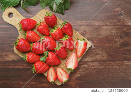 カッティングボードの上のイチゴ 122550009