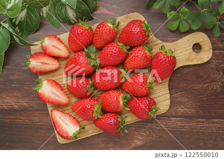 カッティングボードの上のイチゴ カッティングボードの上のイチゴ 122550010