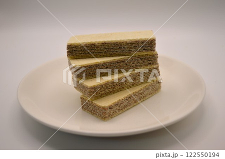 白い皿の上のチョコウエハース 白い皿の上のチョコウエハース 122550194