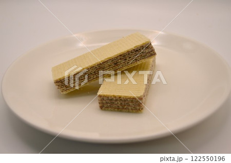 白い皿にのったチョコウエハース 白い皿にのったチョコウエハース 122550196