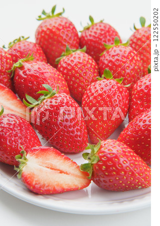 お皿の上のイチゴ 122550202