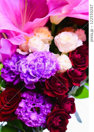 色鮮やかな花瓶の花束 色鮮やかな花瓶の花束 122550287