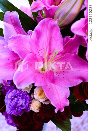 色鮮やかな花瓶の花束 色鮮やかな花瓶の花束 122550288