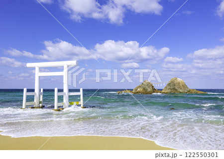 二見ヶ浦の透明感あふれる美しい海と白い鳥居と夫婦岩（福岡県糸島市） 122550301