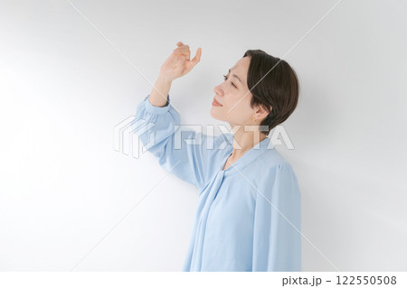 日差しを遮る30代女性 日差しを遮る30代女性 122550508