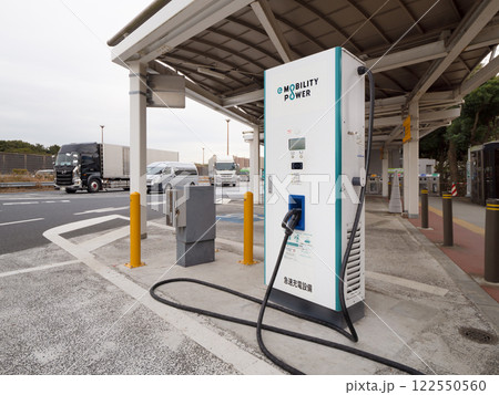 パーキングリアに設置された急速充電器 122550560