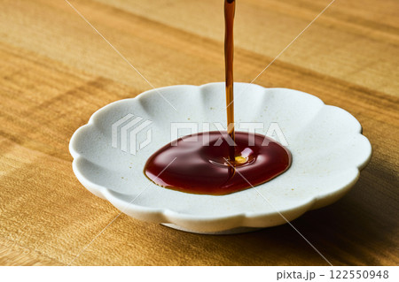 豆皿に注がれる醤油 122550948