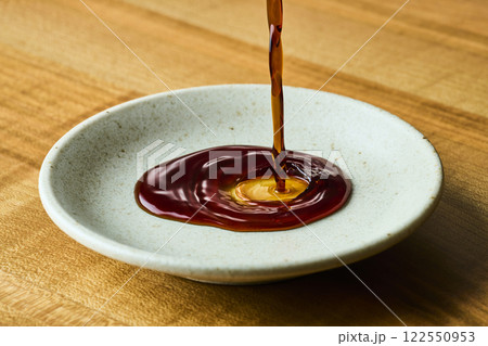 豆皿に注がれる醤油 122550953