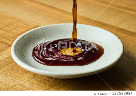 豆皿に注がれる醤油 122550954