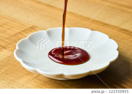 豆皿に注がれる醤油 122550955