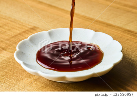 豆皿に注がれる醤油 豆皿に注がれる醤油 122550957