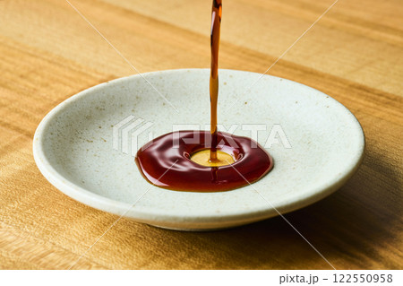 豆皿に注がれる醤油 豆皿に注がれる醤油 122550958