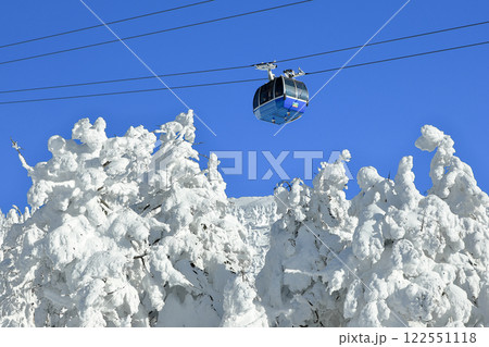 山形蔵王スキー場 ロープウェイと樹氷原の絶景 山形蔵王スキー場 ロープウェイと樹氷原の絶景 122551118
