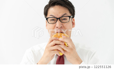 ハンバーガーを食べる男性 ハンバーガーを食べる男性 122551126