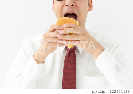 ハンバーガーを食べる男性 ハンバーガーを食べる男性 122551128