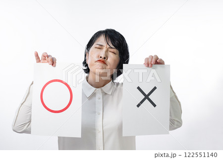 正解か不正解か悩む中年女性 正解か不正解か悩む中年女性 122551140