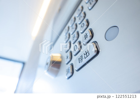 マンションエントランスのインターホン 122551213