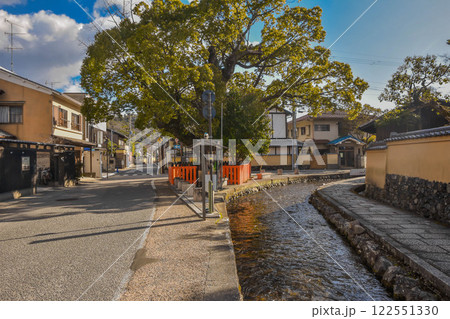 京都市北区上賀茂の社家町の町並み 122551330