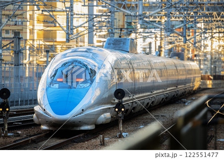 早朝の博多駅から東へと向かう新幹線500系電車（JR西日本） 122551477