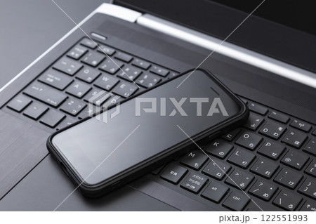 ノートパソコンとスマホ ノートパソコンとスマホ 122551993