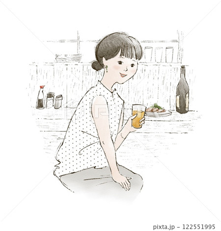 居酒屋でビールを飲む女性 122551995