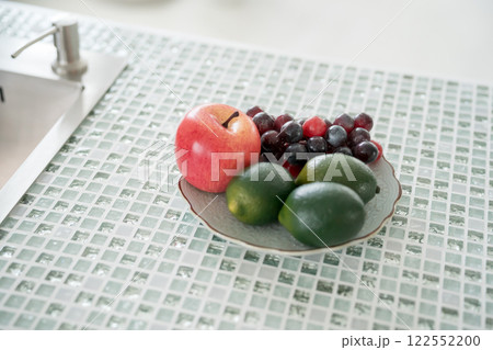 キッチンに置かれたフルーツ キッチンに置かれたフルーツ 122552200