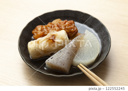 皿に盛ったおでん 122552245