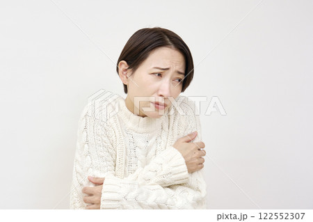 寒気を感じる女性 白背景 寒気を感じる女性 白背景 122552307