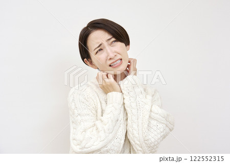 首を掻く敏感肌の女性　白背景 122552315