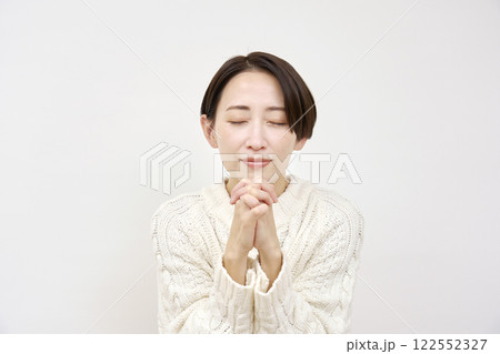 懇願する女性　白背景 122552327