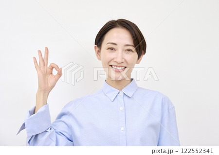 女性　OKサイン　白背景 122552341