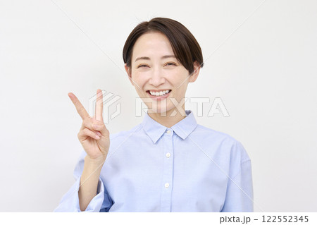 女性 ピースサイン 白背景 女性 ピースサイン 白背景 122552345