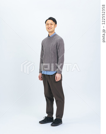 笑顔のカジュアルウェアのミドル男性の全身写真 笑顔のカジュアルウェアのミドル男性の全身写真 122552358