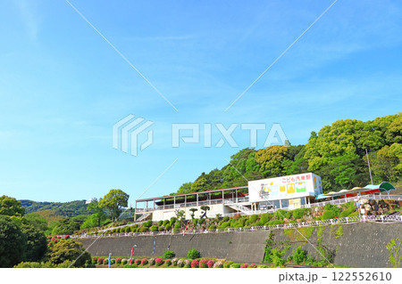 愛知県西尾市、愛知こどもの国こども汽車駅の風景 122552610