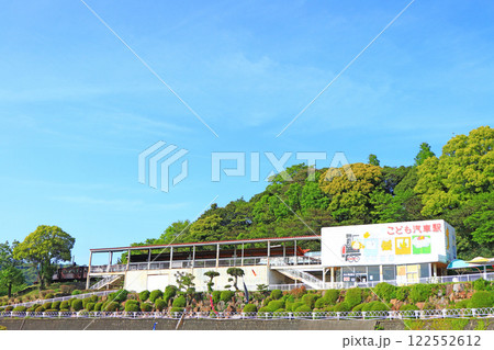 愛知県西尾市、愛知こどもの国こども汽車駅の風景 122552612
