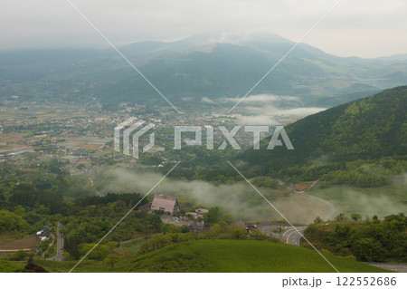 湯布院の朝霧（大分県由布市湯布院） 122552686