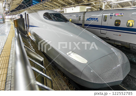 夜の東京駅に発着する新幹線 夜の東京駅に発着する新幹線 122552785