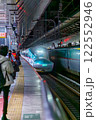 夜の東京駅に発着する新幹線 122552946