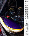 夜の東京駅に発着する新幹線 122552947
