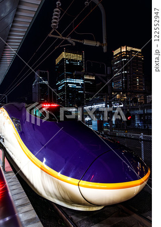 夜の東京駅に発着する新幹線 夜の東京駅に発着する新幹線 122552947