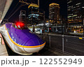夜の東京駅に発着する新幹線 122552949