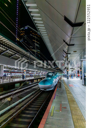 夜の東京駅に発着する新幹線 夜の東京駅に発着する新幹線 122552951