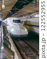 夜の東京駅に発着する新幹線 122552955