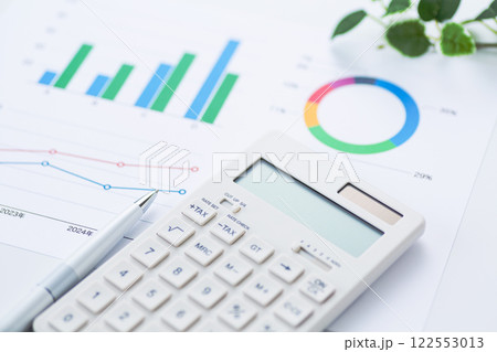 ビジネスグラフと電卓 122553013