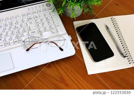 スマホとパソコン　転送　同期　ビジネスイメージ 122553030