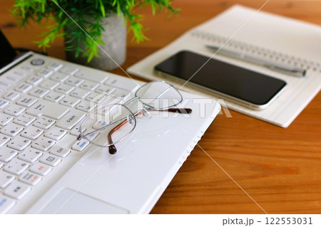 スマホとパソコン　転送　同期　ビジネスイメージ 122553031