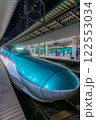 夜の東京駅に発着する新幹線 122553034