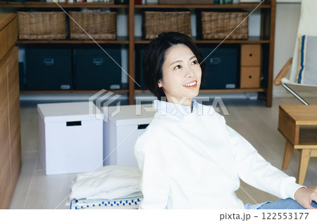 リビングから外を見る女性 リビングから外を見る女性 122553177