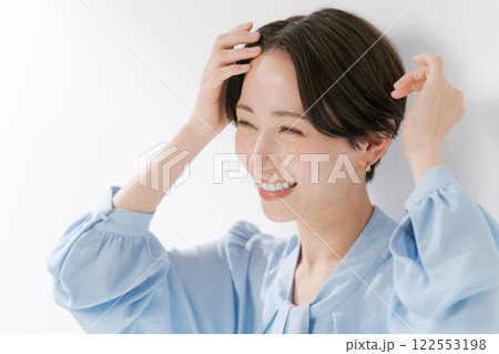 ショートヘアの40代の女性 ショートヘアの40代の女性 122553198