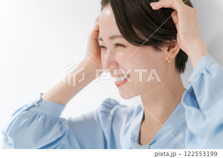 ショートヘアの40代の女性 122553199